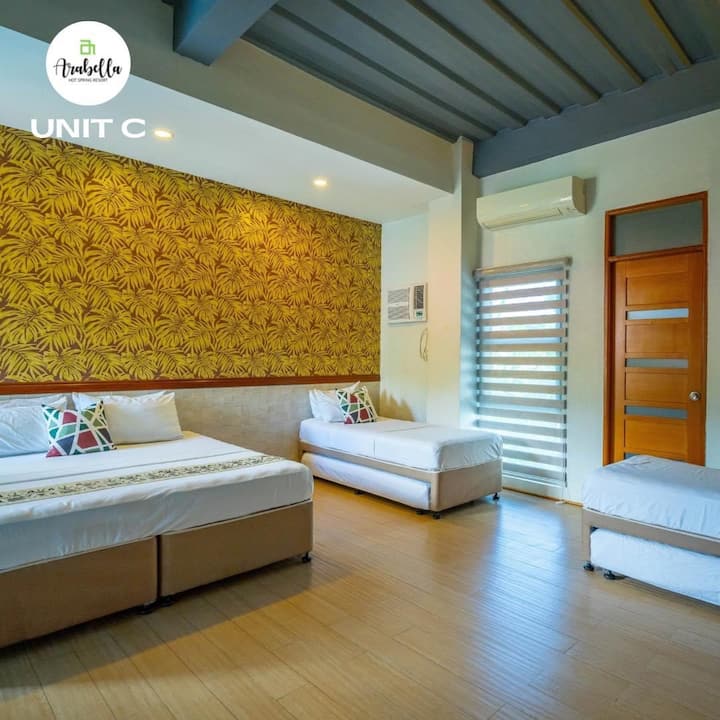 מיטת קינג סייז אחת (2 מבוגרים וילד קטן אחד)
2 מיטות יחיד נשלפות (2 מבוגרים)
3 מיטות יחיד בכל מיטה עם יציאה (6ADULTS)

** קיבולת החדר עד 11 PAX**