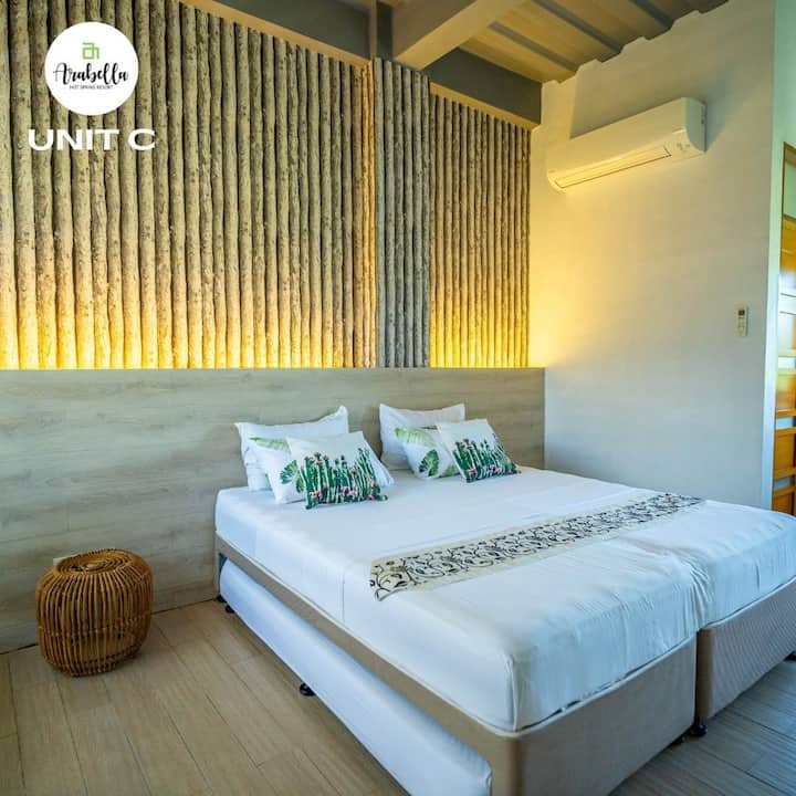 1 מיטת קינג סייז 2 מבוגרים וילד קטן אחד (2 עד 3 PAX)
2 מיטות יחיד נשלפות (2 מבוגרים)

** קיבולת החדר עד 5 PAX**