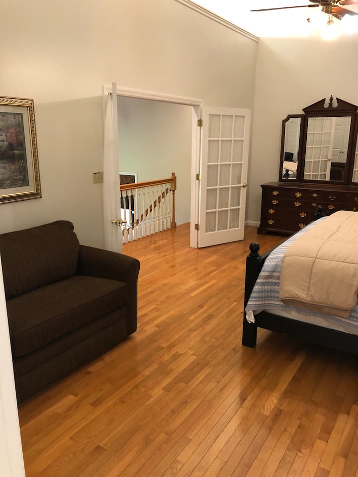 Chumba bora chenye kitanda cha King na kitanda cha kulala cha sofa pacha.