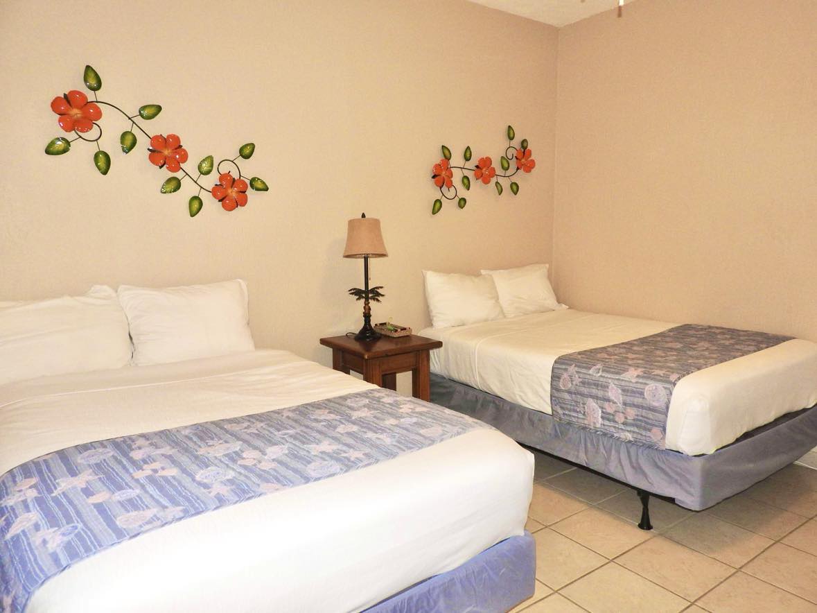 第二间卧室有2张舒适的全尺寸床，可供4人入住。 步入式衣柜，配有衣架、抽屉和衣架，可存放衣服。