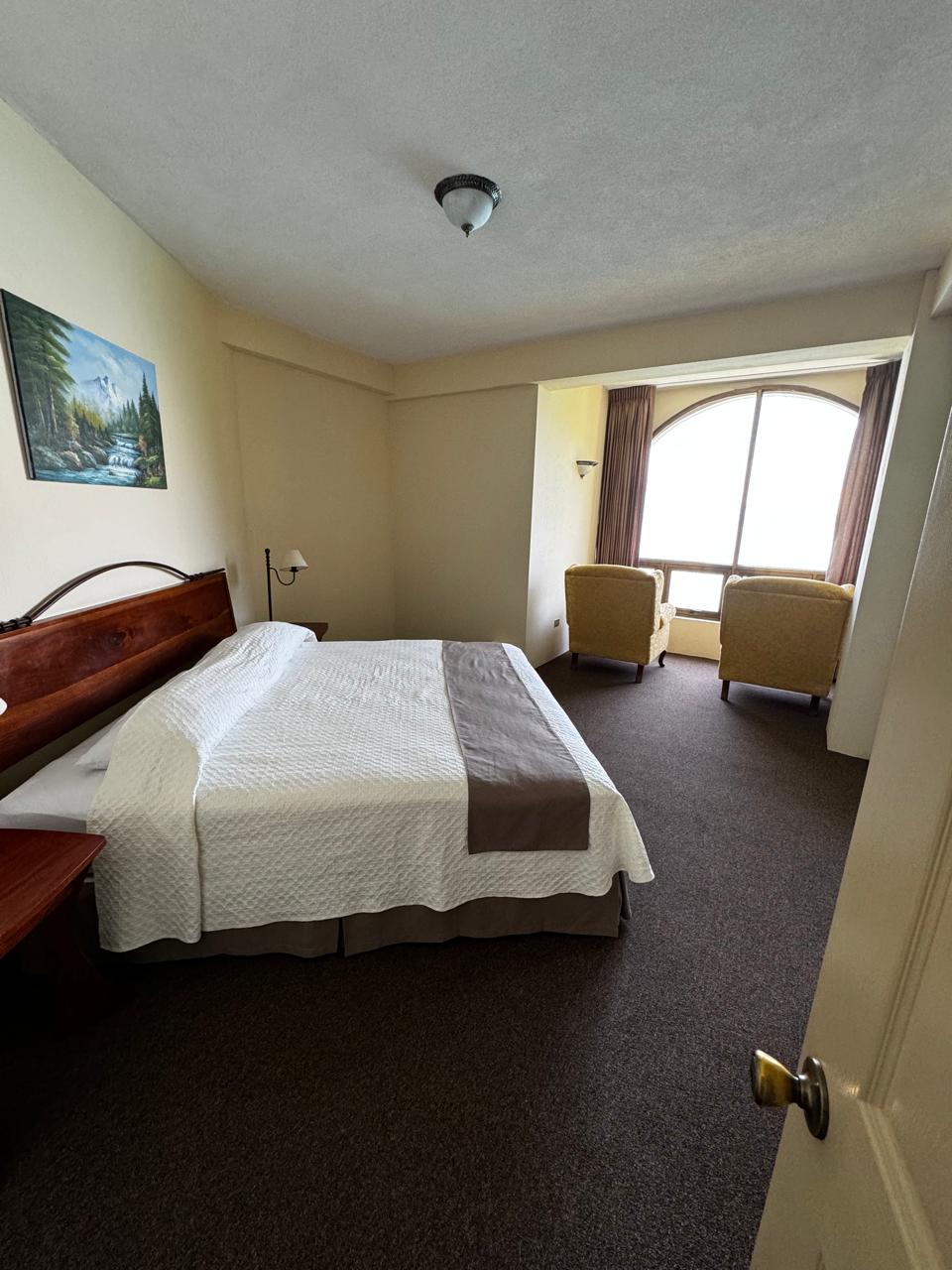 Recamara con 1 cama tamaño king, cuenta con ventana con vista al Lago de Atitlán. Closet con puertas de espejo. Smart TV.