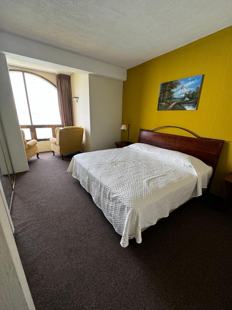 Recamara con 1 cama tamaño king, cuenta con baño propio, ventana con vista al Lago de Atitlán. Closet con puertas de espejo, smart tv.