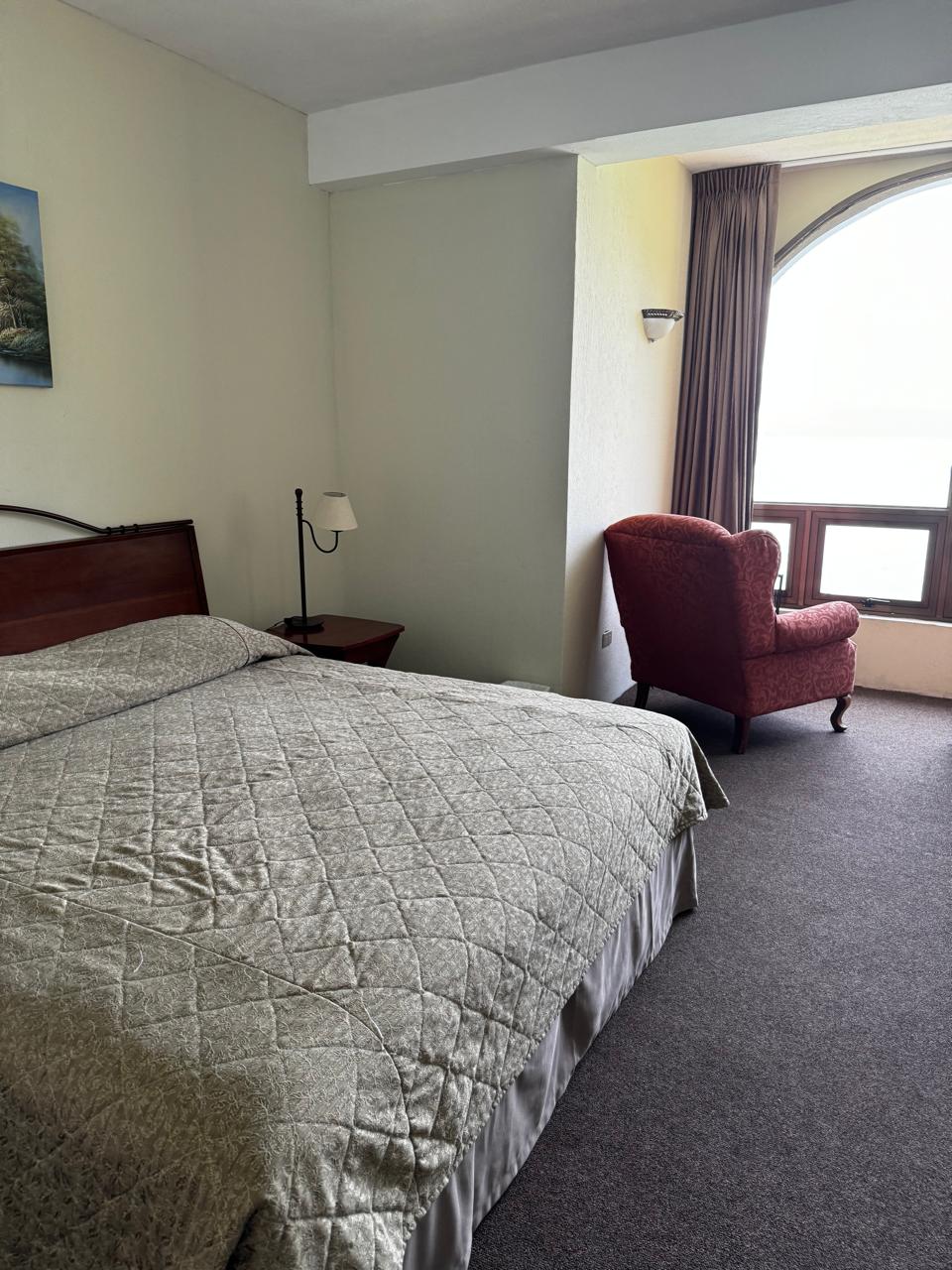 Recamara con 1 cama tamaño King, con ventana con vista al Lago de Atitlán desde el nivel 15. Closet con puertas de espejo, baño privado. Smart TV