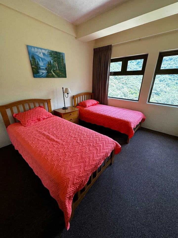 卧室配有2张加大双人床，非常适合儿童入住，窗外可俯瞰停车场和山脉。