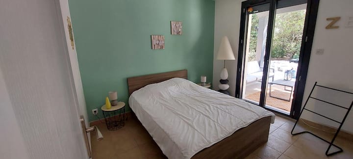 Spavaća soba s krevetom 140 × 190 i izlazom na terasu