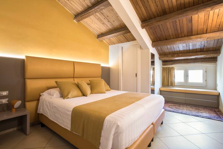 Exclusive Views from a Sunny Attic near Vatican! gallery image 3