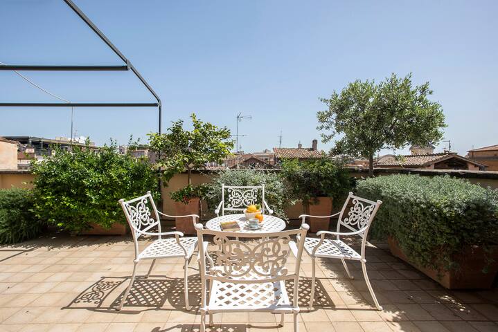 Exclusive Views from a Sunny Attic near Vatican! gallery image 2