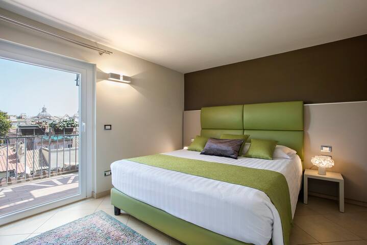 Exclusive Views from a Sunny Attic near Vatican! gallery image 4