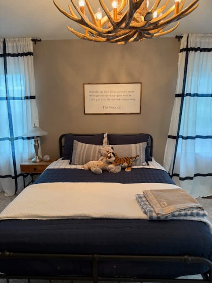 غرفة نوم بسرير بحجم كبير.