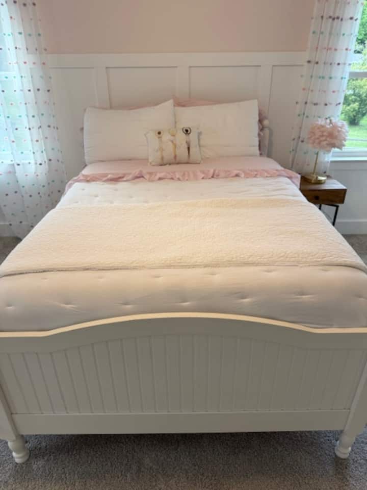 غرفة نوم بسرير كامل الحجم.