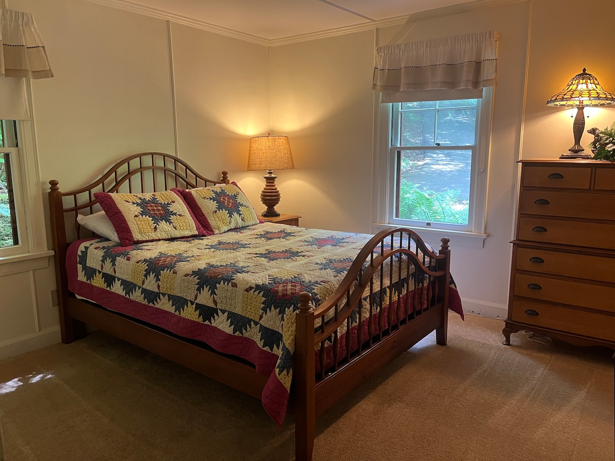 בחדר הזה ממש ליד החדר הנהדר יש מיטת קווין סייז מפוארת ונוחה, ארון ושני חלונות, אחד פונה לשביל הגישה והשני לקיר מכוסה הגפנים של השביל.

יש גם כספת לשימושכם בקיר הארון.