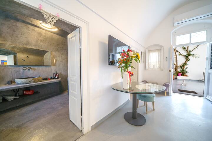 SantoriniParadise: Traditional Cave Residence, Oia gallery image 4