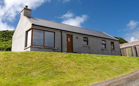 Kinbane Self Catering Cottages - 'Makem's Cottage'