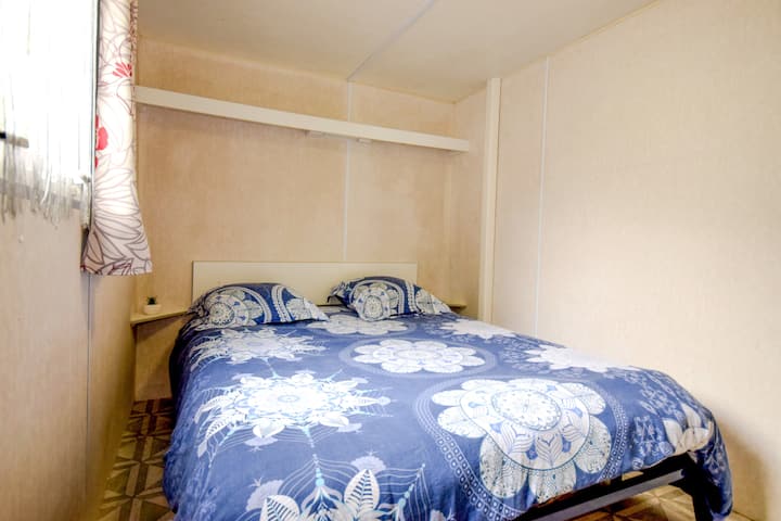 Დაისვენეთ მშვიდად ამ მყუდრო ოთახში კომფორტული ორადგილიანი საწოლით.