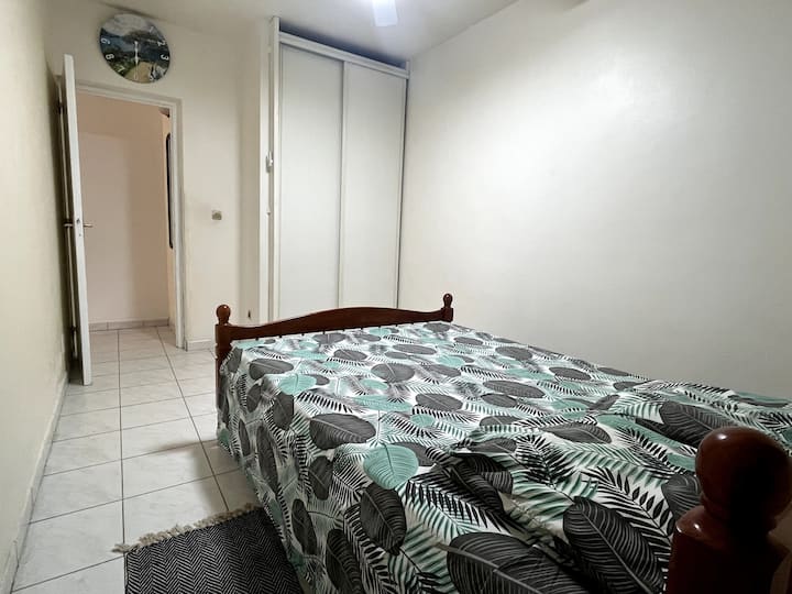 Comfortabele tweepersoonskamer met grote inbouwkast en koffiezetapparaat. Ideaal voor een stel of gasten die op zoek zijn naar rust en stilte.