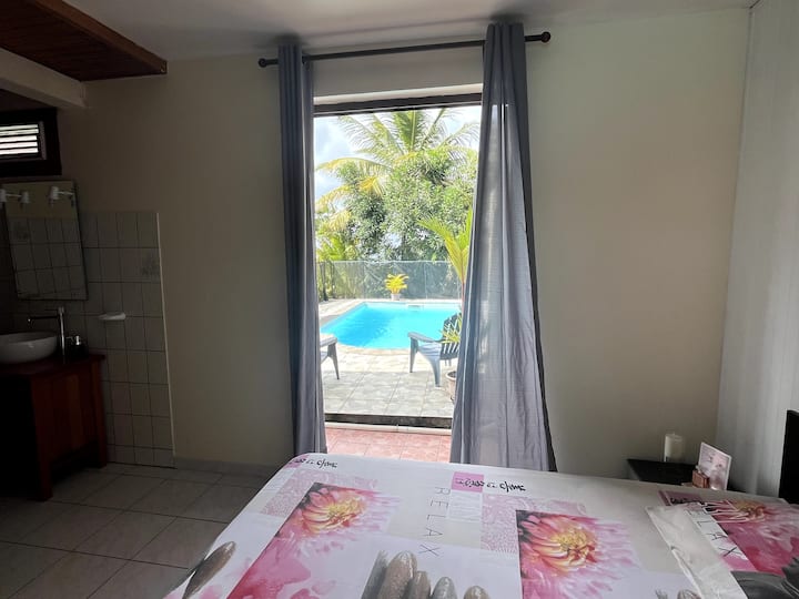 Master suite met directe toegang tot het zwembad. Ontwaak in de natuur!!!!!