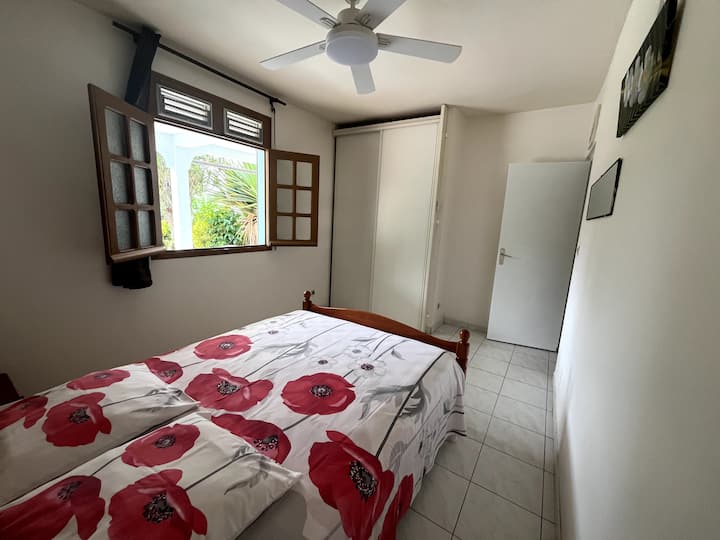 Lichte slaapkamer met tweepersoonsbed, grote inbouwkast en airconditioning. Ideaal voor een ontspannen verblijf onder de tropische zoetheid.