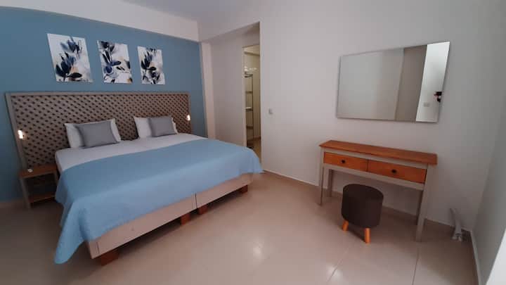 Dhoma e dytë e gjumit me dy krevate interkontinentalë, banjë private dhe një gardërobë të madhe.