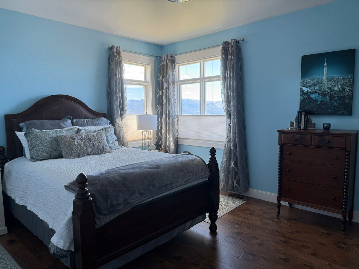 Დედოფლის მთავარი საძინებელი მაღლაა, საიდანაც დასავლეთის შესანიშნავი ხედები იშლება.