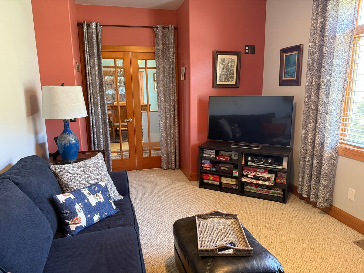 Ზემოთ მდებარე საცხოვრებელში არის 50-დუიმიანი ტელევიზორი, საოჯახო სამაგიდო თამაშები და განმარტოება საძინებლის სახით, როცა გასაშლელი დივანი გამოყვანილია.