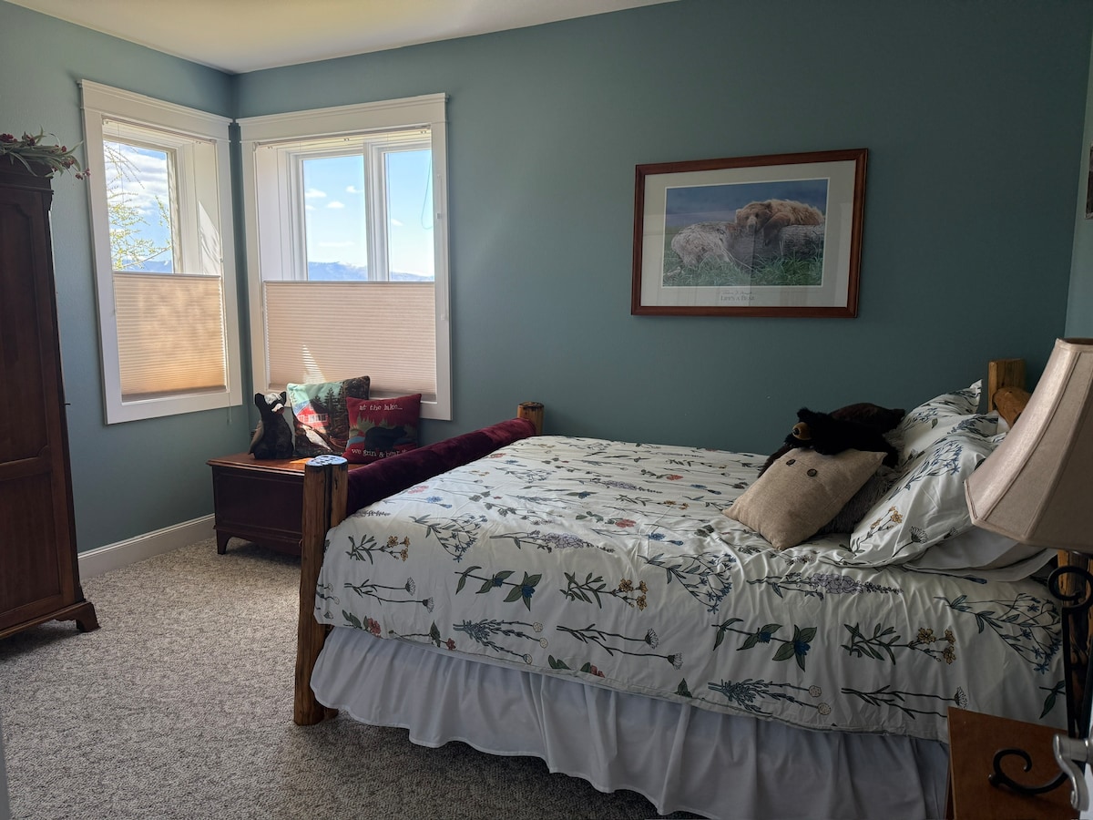 „დათვის საძინებელში“ არის ტელევიზორი, უამრავი კარადა და შესანიშნავი ხედები.