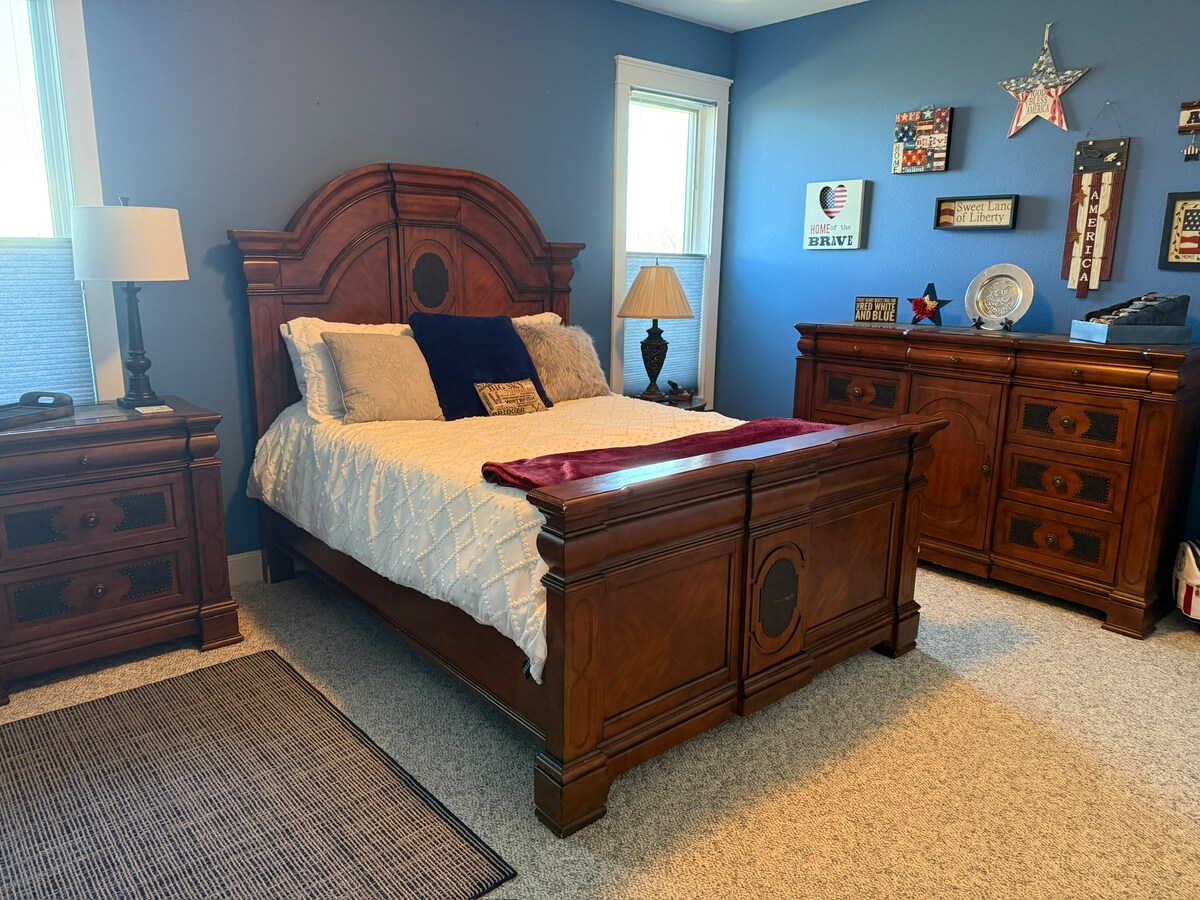 Ამერიკის საძინებელი დაბლა.  ფართოა უზარმაზარი კედლით და კედლის კარადა