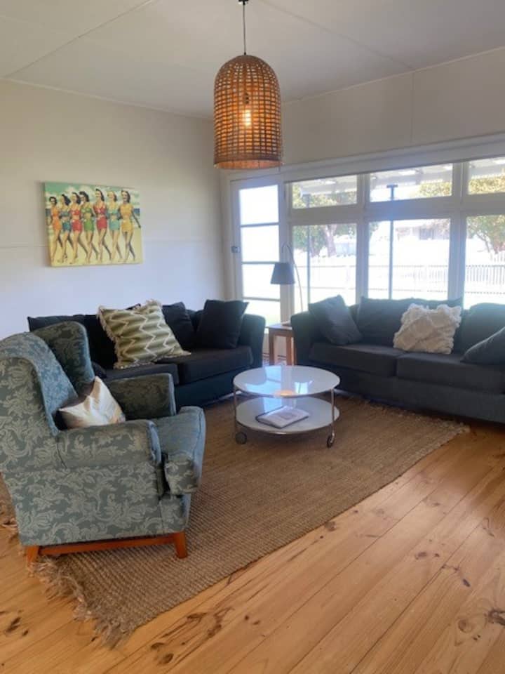 Moore Beach House... Includes Wifi - Apollo Bay