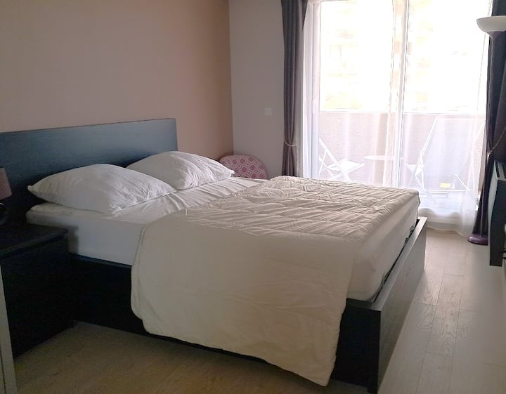 Cama de 140 x 200 con colchón de espuma de memoria.
Edredones ligeros, entretiempo y cálido disponibles.
4 almohadas
Silla, puf, mesitas de noche con lámparas de noche.
Acceso directo a la terraza.