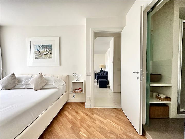 Zimmer mit Doppelbett und großem Kleiderschrank, Klimaanlage und Fenstertür mit direktem Zugang zum Balkon + eigenem Bad.