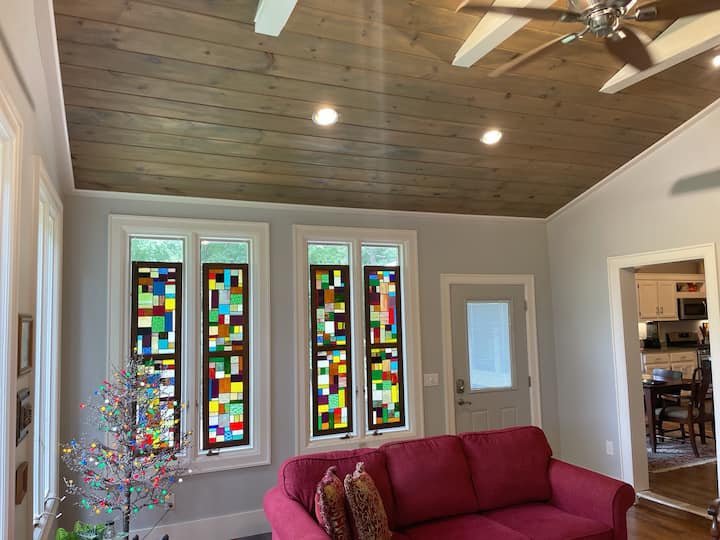 Furahia nafasi ya kutosha ya kupumzika ukiwa na sehemu yetu ya kuishi iliyo wazi, iliyo na viti vya starehe, meko maridadi ya mawe na madirisha makubwa ambayo yanaonyesha mandhari ya kupendeza ya milima.