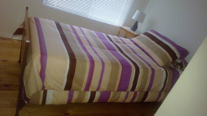 غرفة النوم الثالثة - سرير مفرد مع مسند