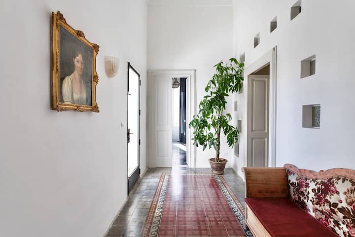 Questa anticamera conduce alla camera del Corso, a un terrazzo ombreggiato e a un bagno.