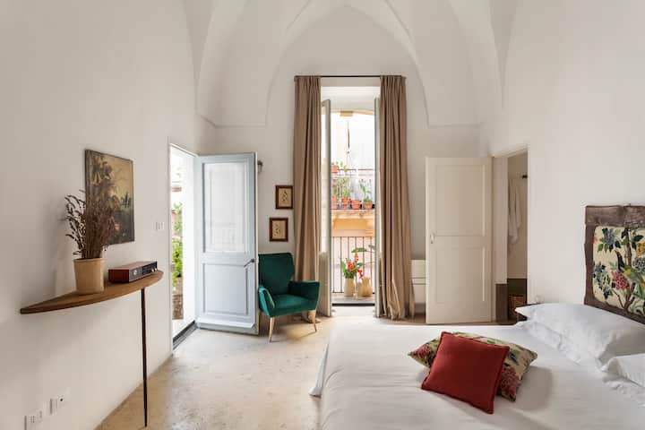 La camera gode di un doppio affaccio: un balcone e un intimo terrazzo . 