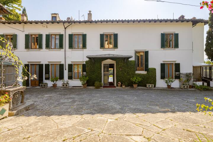 Stunning exclusive Estate,3km to Uffizi,12bdr,pool gallery image 5