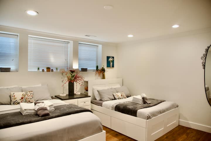 3号房：楼下卧室配有两张床（标准双人床和全尺寸）