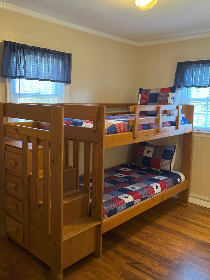 ให้รางวัลลูกๆของคุณด้วยเตียงสองชั้นในฝันของพวกเขา! ห้องนอน #3 มีเตียงสองชั้นคู่พร้อมที่นอนเมมโมรี่โฟม เข้าถึงได้ด้วยบันไดในตัวบนเตียงสองชั้นพร้อมที่เก็บของเพิ่มเติม!