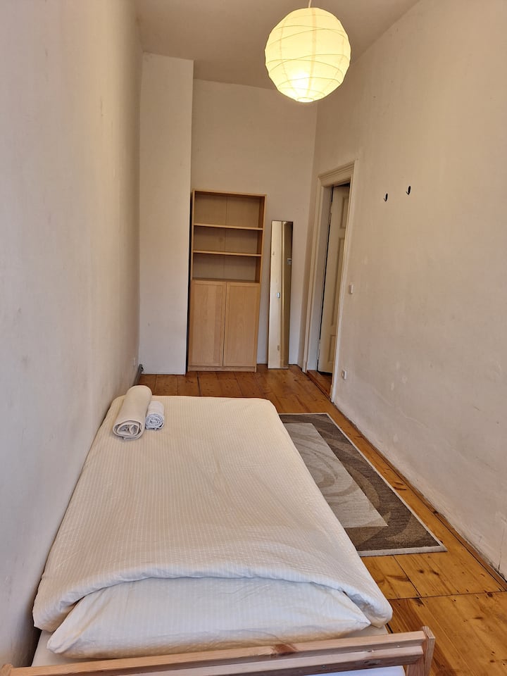 Dormitorio con una cama