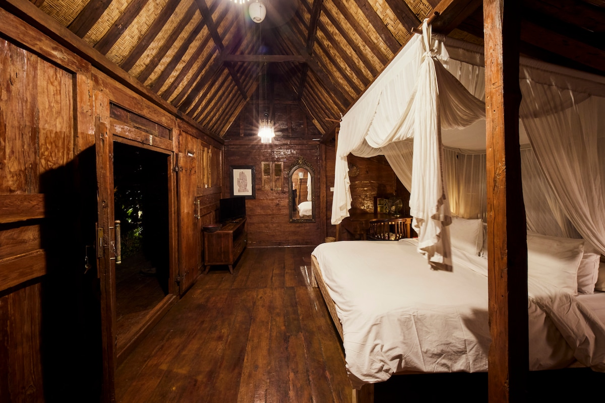 No hay que pelear por la habitación buena.Este bungalow cuenta con una cama tamaño king, TV inteligente y nevera privada, lo que garantiza que todos reciban el tratamiento VIP.