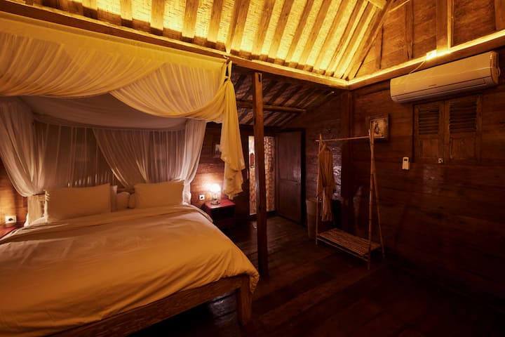 您的个人圣地。当泳池派对变得太吵时，请溜到您隔音的古董平房小睡一会儿