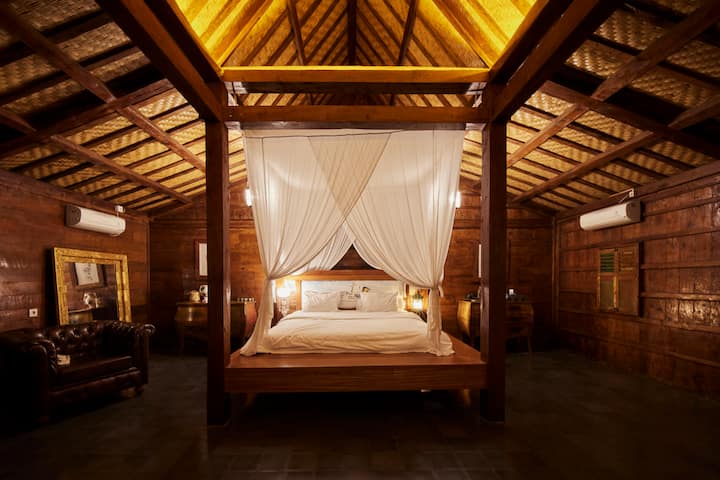 团队负责人的房间。 我们最大的套房设有高耸的天花板、巨大的加大双人床和充裕的地面空间。