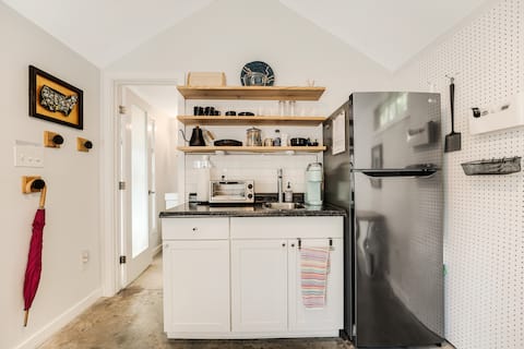 Top Airbnb: BEST Tiny House in Raleigh - Walk to Restaurants! in Raleigh / Cary