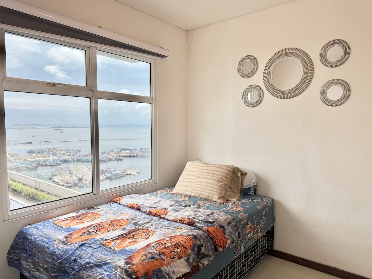 Druhá spálňa
2 x 120 cm široká samostatná posteľ (horná a dolná)
s krásnym výhľadom z okna na bazén a more