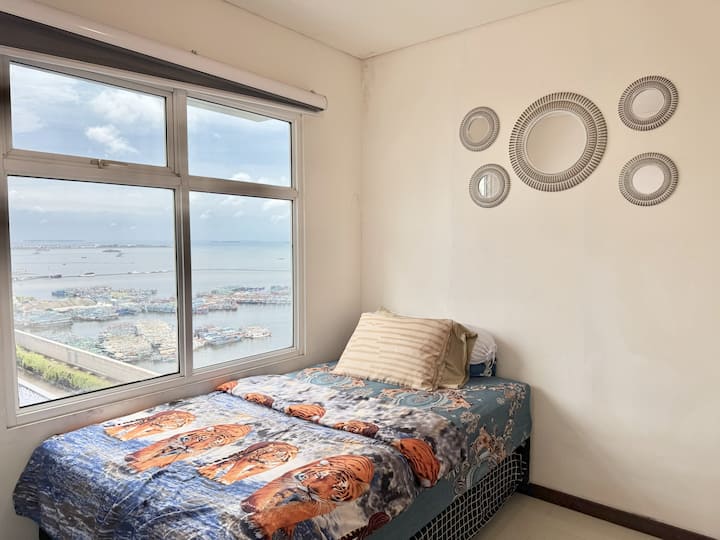 Segundo dormitorio
2 x 120 cm de ancho Cama individual (superior e inferior)
con una hermosa vista a la piscina y al mar