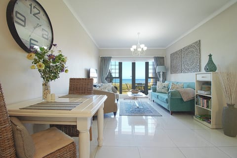 Stylish beachfront apartment in prime location!