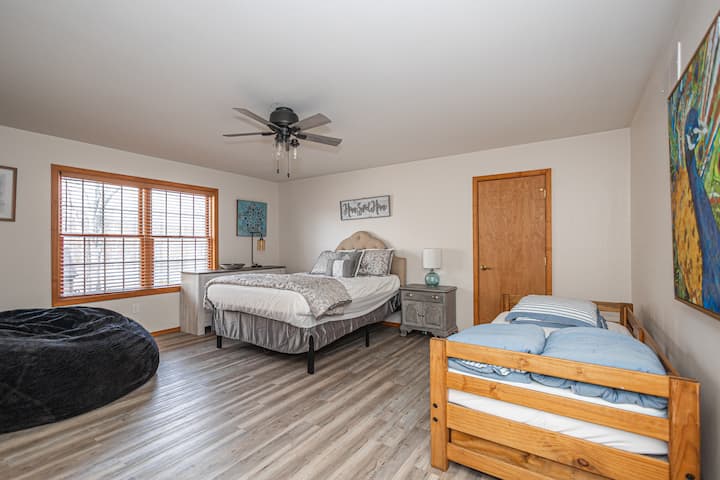 Брачен кревет (широк 150-179 см) со двоен кревет и масивна удобна торба со грав каде што можете да се свиткате со добра книга или можеби да дремнете!