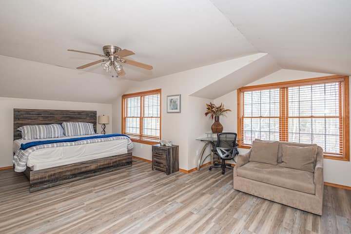 Огромна главна (брачна) спална соба со канцелариски простор и фотелја!