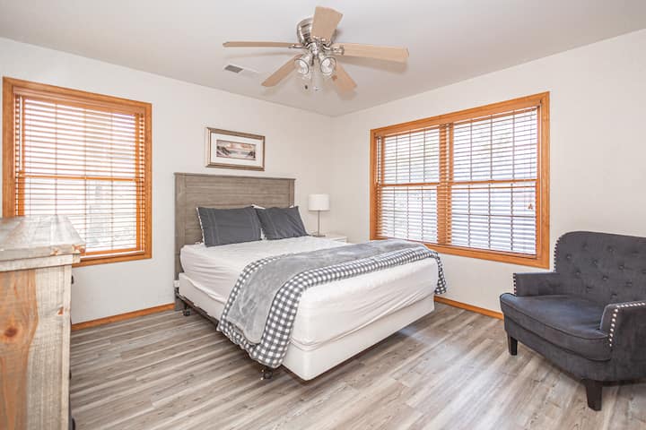 Сите спални соби имаат брачни кревети, една (главна) има брачен кревет (широк 150-179 см)!  Едното има дополнителен комплет на спрат, а другото има дополнителен двоен кревет.