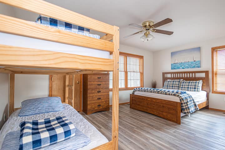 брачна спална соба со дополнителен комплет на спрат