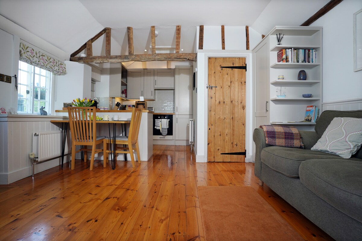 Top Airbnb: The Cob: stunning conversion in idyllic village in Cambridgeshire