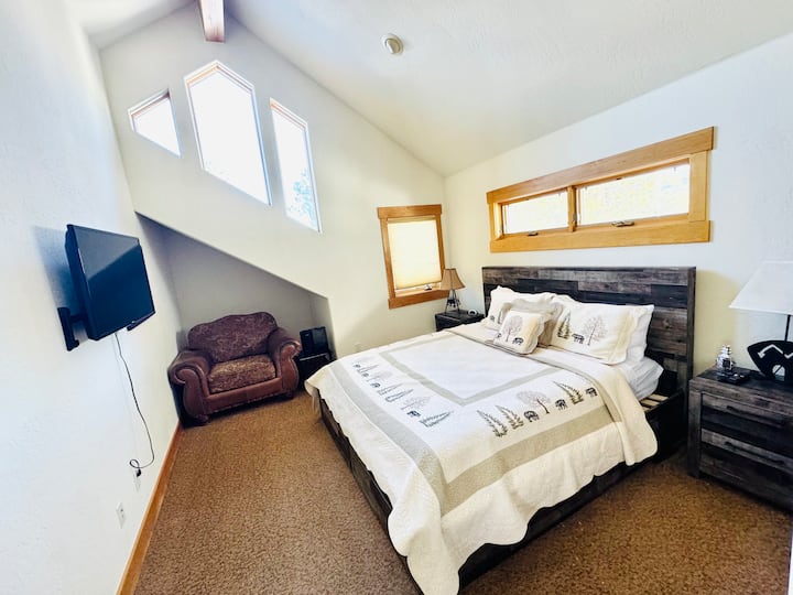 Spálňa s manželskou posteľou King a vlastnou kúpeľňou s veľkou vaňou.